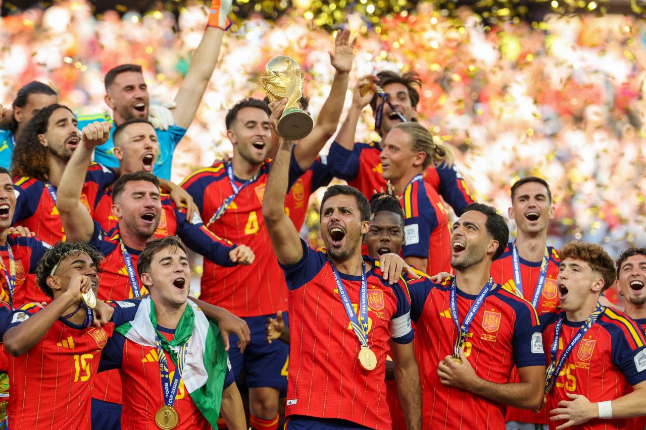 Spain’s midfielder #16 Rodri lifts the trophy with his teammates after winning the 2026 World Cup GettyImages-2286258274 Photo by Odd ANDERSEN _ AFP via Getty Images